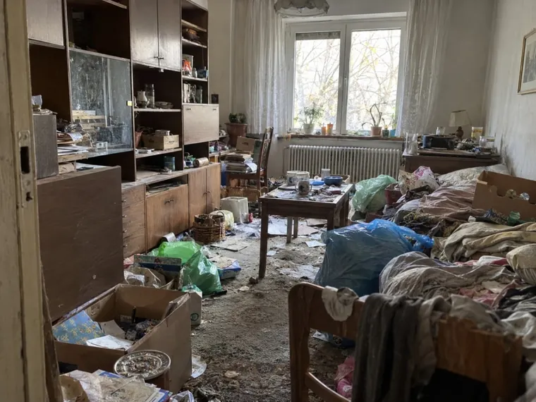 Ein Wohnzimmer mit Möbeln, Schrankwand und vielen Dingen, die bei einer Räumung geklärt werden müssen.